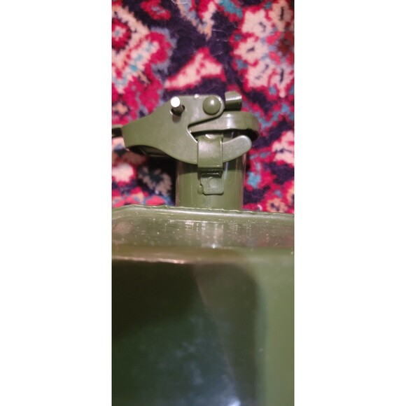 2.5 Gallon 10L Jerry Can Gas Steel Tank Green Military NATO Style - Picture 9 of 10
